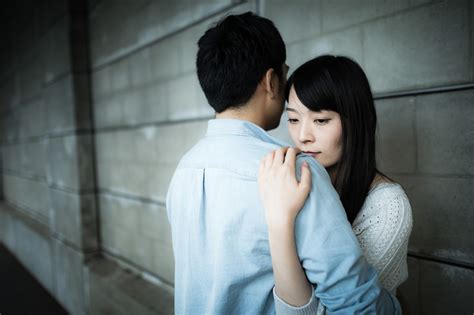 付き合っ て ない ハグ 女性 から|付き合ってない女性とハグできる？【男性100人に聞いた】深層.